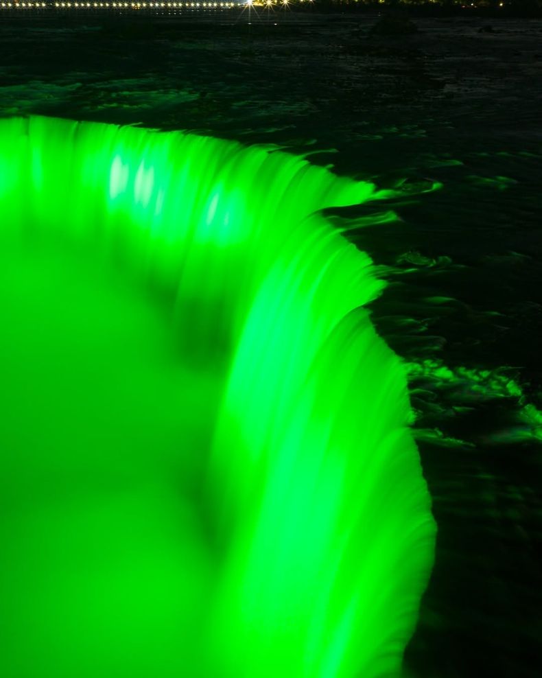 Cada 17 de marzo, las cataratas del Niágara se iluminan de verde intenso por el Día de San Patricio.
