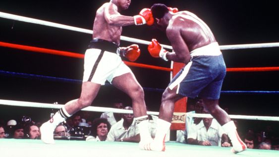 Ali (de blanco) y Frazier (de azul), más que boxear, hicieron historia.