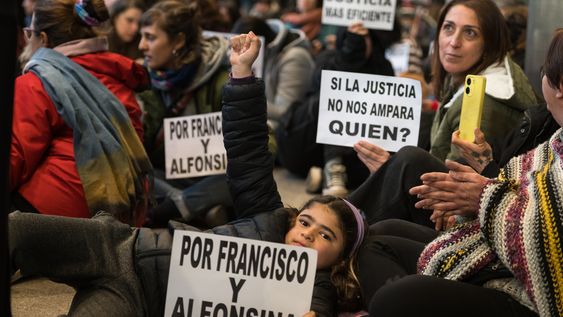 Manifestación en la Torre Ejecutiva por el asesinato de dos niños, Francisco y Alfonsina, a manos de su padre, en un caso que las organizaciones civiles denunciaron como violencia vicaria.