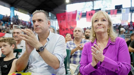 Yamandú Orsi y Carolina Cosse durante el cierre del congreso del MPP. Foto: Javier Calvelo / adhocFOTOS Yamandú Orsi y Carolina Cosse durante el cierre del congreso del MPP. Foto: Javier Calvelo / adhocFOTOS