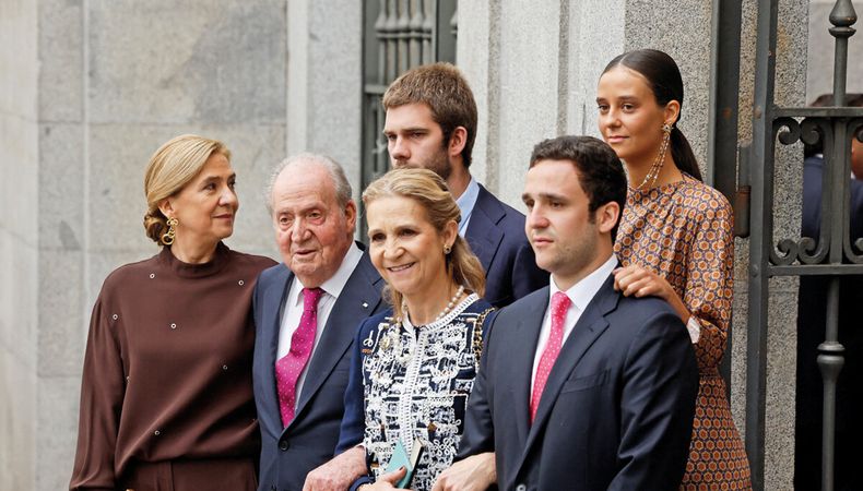 El rey emérito Juan Carlos I fue al casamiento acompañado de sus hijas, Cristina y Elena, y sus nietos, Juan Urdangarin, Froilan de Marichalar y Victoria Federica de Marichalar. EFE 