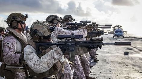 Militares del Grupo Expedicionario de Marines de Estados Unidos, a bordo del buque anfibio USS Iwo Jima en el mar Caribe, durante una operación contra el narcotráfico realizada en octubre por Southcom.&nbsp;