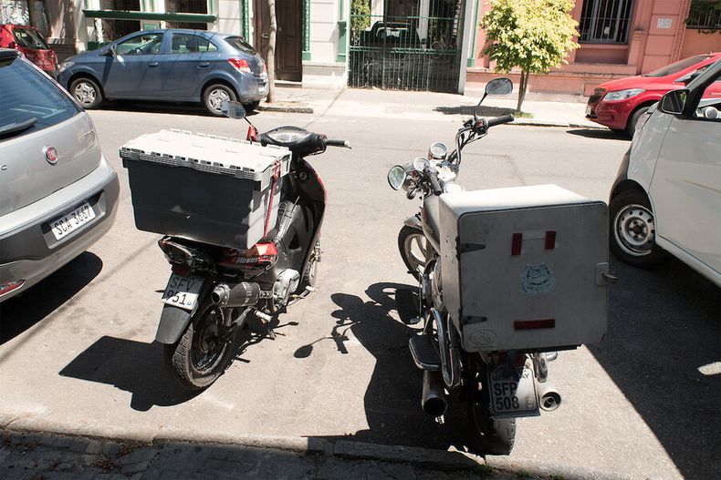 Motos de deliveries. Foto: Ricardo Antúnez / adhocFOTOS