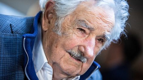 Jose Mujica durante la entrevista en el ciclo de desayunos Búsqueda en la sala Magnolio en Montevideo. Foto: Mauricio Zina / adhocFOTOS