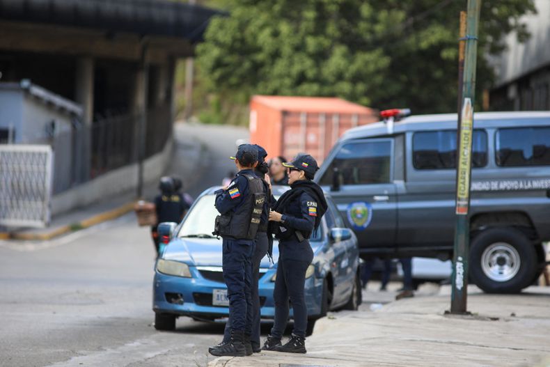 Policías de guardia durante la liberación de presos políticos en Caracas, Venezuela, el 8 de enero de 2026.