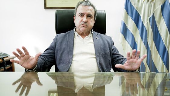 Raúl Lozano en su despacho del Ministerio de Vivienda. Foto: Javier Calvelo, adhocFOTOS Raúl Lozano en su despacho del Ministerio de Vivienda. Foto: Javier Calvelo, adhocFOTOS