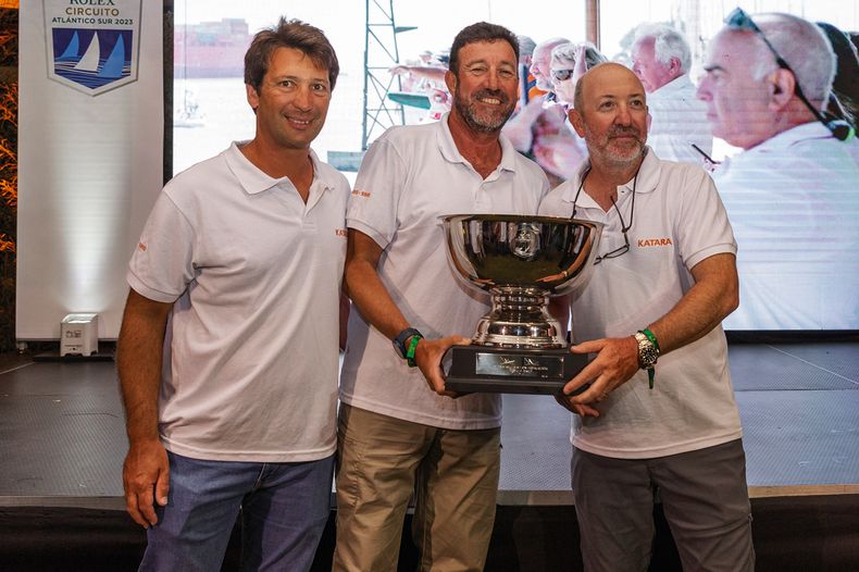 Hernán Suárez, Ricardo Fabini y Julián Somodi, de la embarcación Katara, ganadora de la competencia