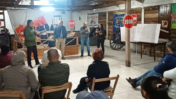 Habla Marne Osorio, a su izquierda el candidato Richard Sander, Matías Acosta y Alejandra Rabaza, llegados al Espacio 2000 desde el Partido Nacional y el Frente Amplio, en la sociedad criolla Rincón del Mercosur