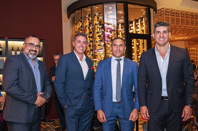 De Enjoy: director de Operaciones de Casino Rodrigo Echeto, Juan Corbo gerente de Seguridad, gerente de Alimentos y Bebidas Darvry Amaro y director de Relaciones Institucionales Javier Azcurra