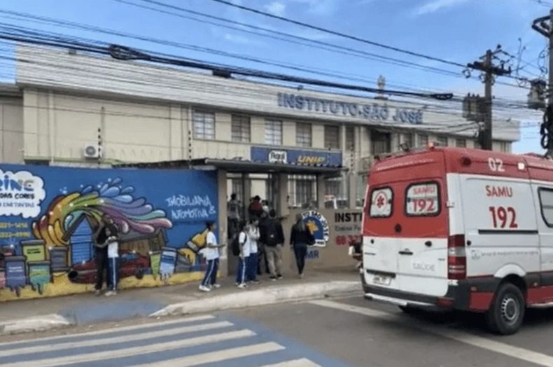 Estudiantes saliendo del Instituto São José en Río Branco, Acre, tras el ataque a tiros ocurrido en la escuela