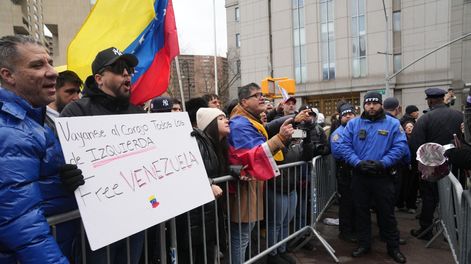 Simpatizantes y opositores a Nicolás Maduro se manifestaron el lunes ante el juzgado de Nueva York donde comenzó el juicio al exlíder venezolano.