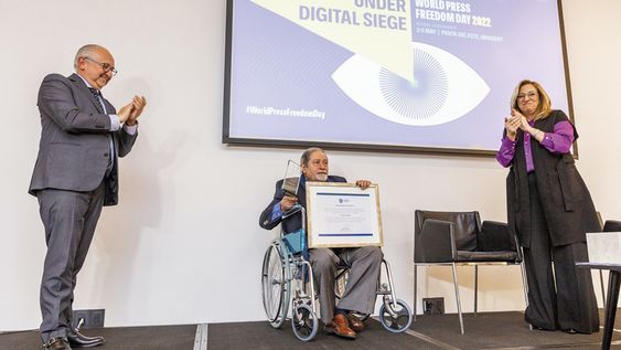 El ministro de Educación y Cultura Pablo da Silveira con el periodista Danilo Arbilla y la directora de InMujeres Mónica Bottero. Foto: Lucía Durán