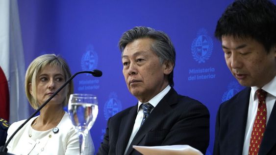 El embajador de Japón, al centro, junto a la subsecretaria del Ministerio del Interior.&nbsp;