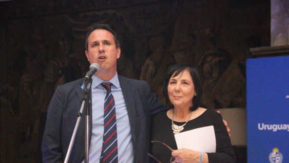 El embajador Diego Cánepa junto a la cónsul general de Buenos Aires, Lilián Alfaro.