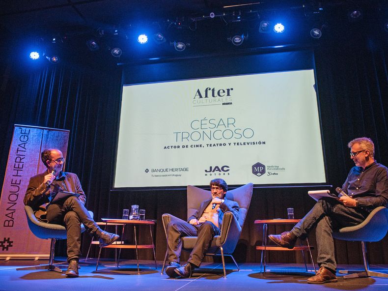 El director periodístico de Búsqueda Andrés Danza y el periodista de Cultura Javier Alfonso entrevistaron al actor César Troncoso