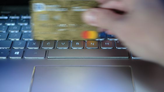 Una persona realizando una compra web.&nbsp;