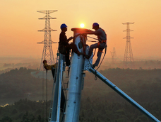 Operarios de la electricidad trabajan en lo alto de una torre de transmisión eléctrica en la localidad de Yichun. Operarios de la electricidad trabajan en lo alto de una torre de transmisión eléctrica en la localidad de Yichun.