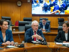 Vicecanciller Valeria Csukasi, canciller Mario Lubetkin y directora de Integración y Mercosur, Paola Repetto, durante su comparecencia en la comisión del Senado que estudia la aprobación del acuerdo con la Unión Europea. Vicecanciller Valeria Csukasi, canciller Mario Lubetkin y directora de Integración y Mercosur, Paola Repetto, durante su comparecencia en la comisión del Senado que estudia la aprobación del acuerdo con la Unión Europea.