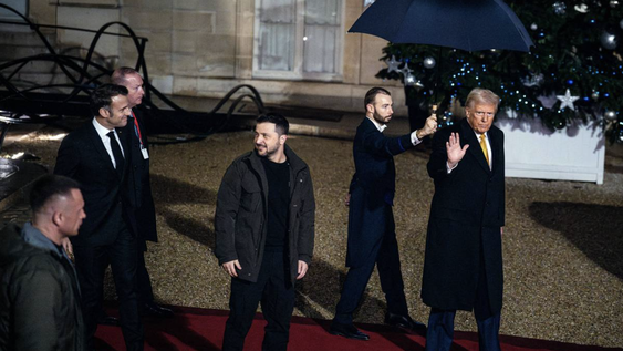 Emmanuel Macron, Volodímir Zelenski y Donald Trump, en París