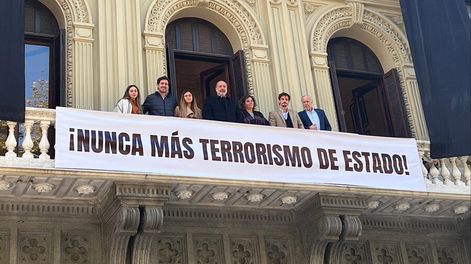 Pancarta en la sede del Partido Nacional