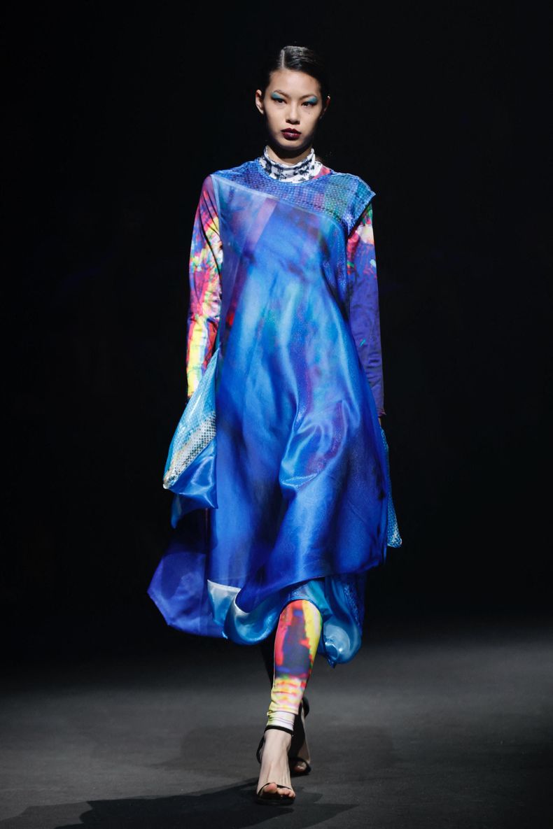 La marca LockFlyDuck creó una colección en la que predominaron las piezas en tonos azules inspirados en la naturaleza y la cultura de la región de Ilí, al noroeste de China.