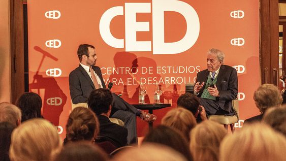 El director ejecutivo de CED Agustín Iturralde con Mario Vargas Llosa durante la conferencia. Foto: Valentina Weikert El director ejecutivo de CED Agustín Iturralde con Mario Vargas Llosa durante la conferencia. Foto: Valentina Weikert