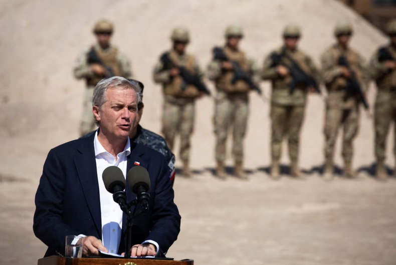 El presidente de Chile, José Antonio Kast, habla junto a un grupo de soldados cerca del puesto fronterizo de Chacalluta, en la frontera entre Chile y Perú.