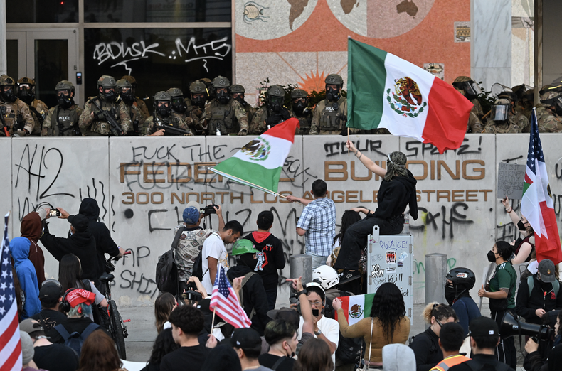 Agentes de la policía de Aduanas y Protección Fronteriza de EE. UU. montan guardia frente al Edificio Federal mientras continúan las protestas en respuesta a las operaciones federales de inmigración en Los Ángeles el 10 de junio de 2025