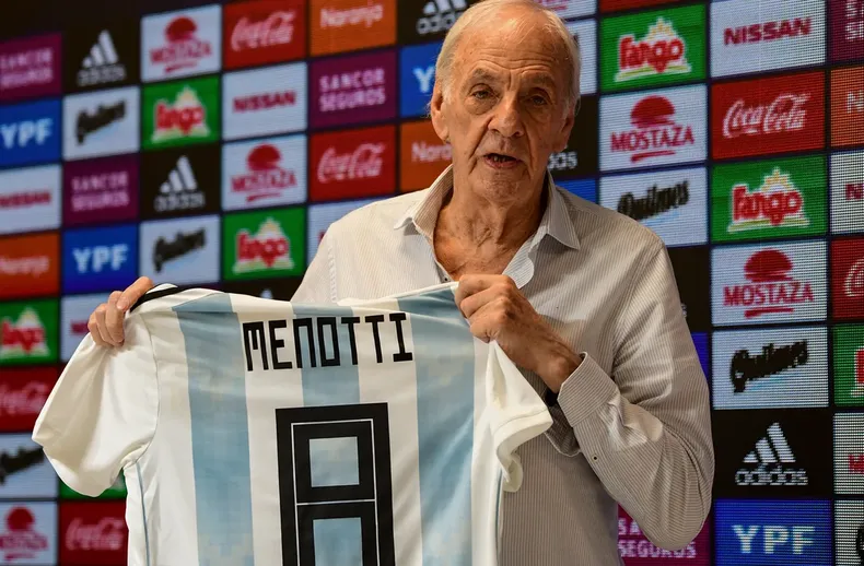 El entrenador de fútbol argentino, César Luis Menotti, director de selecciones nacionales, habla durante una conferencia de prensa en Buenos Aires, el 25 de enero de 2019