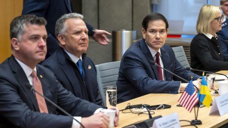 El enviado presidencial estadounidense, Steve Witkoff (2-i), y el secretario de Estado estadounidense, Marco Rubio (d), al inicio de las conversaciones con la delegación ucraniana en la Misión de Estados Unidos en Ginebra, Suiza, el 23 de noviembre de 2025.