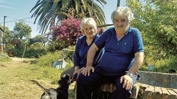 José Mujica y Lucía Topolansky, en su chacra de Rincón del Cerro, bajo la atenta mirada de su perra Manuela José Mujica y Lucía Topolansky, en su chacra de Rincón del Cerro, bajo la atenta mirada de su perra Manuela