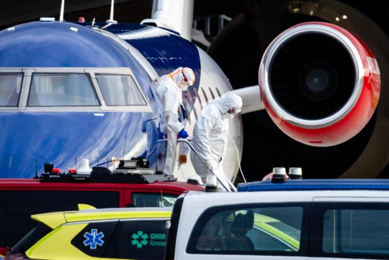 Un posible paciente neerlandés desciende del avión tras la llegada al aeropuerto de Schiphol-Este, en Schiphol, Países Bajos, de tres pacientes con sospecha de hantavirus procedentes del crucero MV Hondius.