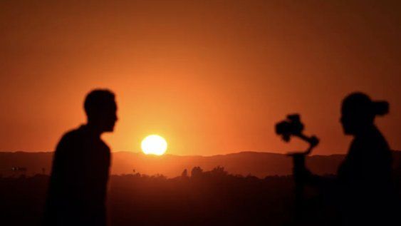 Puesta del sol el 5 de setiembre de 2024 en Los Ángeles, California, donde las temperaturas alcanzaron los 38° C en medio de una advertencia de calor excesivo Puesta del sol el 5 de setiembre de 2024 en Los Ángeles, California, donde las temperaturas alcanzaron los 38° C en medio de una advertencia de calor excesivo
