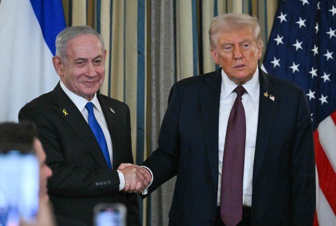 Donald Trump y Benjamin Netanyahu se estrechan la mano al concluir una conferencia de prensa conjunta en la Casa Blanca, el 29 de setiembre de 2025.