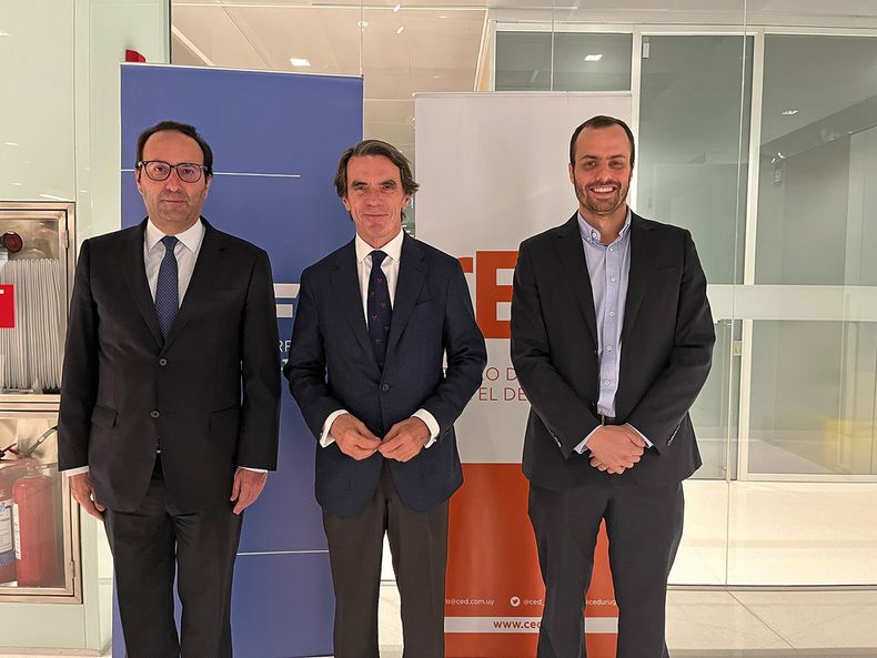 Representante de CAF en Uruguay François Borit, ex presidente del gobierno de España José María Aznar y director ejecutivo del CED Agustín Iturralde