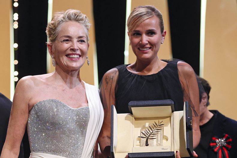 Julia Ducournau recibió la Palma de Oro de manos de la actriz Sharon Stone.