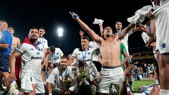 Los jugadores de Liverpool celebran el Campeonato Uruguayo de 2023, el primero y hasta ahora el único que obtuvo el club en la Primera División del fútbol uruguayo.