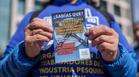 Una movilización de los agremiados a la Organización de Trabajadores de la Industria Pesquera del Uruguay frente a Torre Ejecutiva, en agosto de 2025.