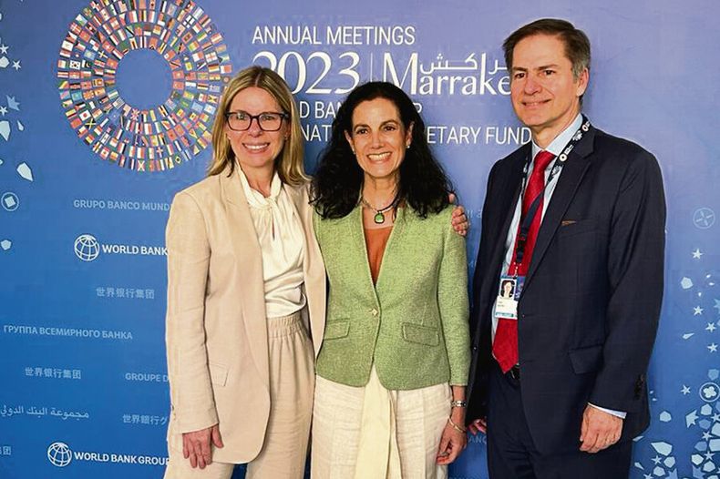 Azucena Arbeleche, la directora gerente del Banco Mundial, Anna Bjerde y el vicepresidente de ese organismo para América Latina y el Caribe, Felipe Jaramillo