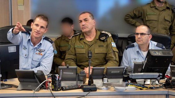 El jefe del Estado Mayor de las Fuerzas de Defensa de Israel y los comandantes superiores del ejército dirigen desde la sala de mando de la Fuerza Aérea las operaciones en Irán.
