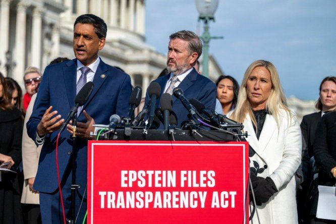 Los representantes Ro Khanna, Thomas Massie y Marjorie Taylor Greene participaron en una conferencia de prensa en el Capitolio sobre la Ley de Transparencia de los Archivos Epstein, 18 de noviembre de 2025.