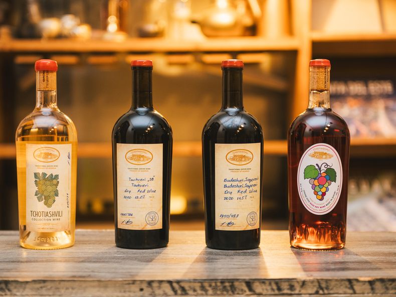 Los vinos de la bodega Tchotiashvili Vineyards pertenecían a una partida&nbsp;muy pequeña de botellas numeradas; tenían un envase bien característico y&nbsp;etiquetas con un estilo clásico de la región, como si fueran hechas a mano.