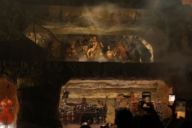 La artista bailó descalza, rodeada de fuego y humo, cantó en español casi todo el tiempo y pidió que el público se enorgulleciera de su país de origen.