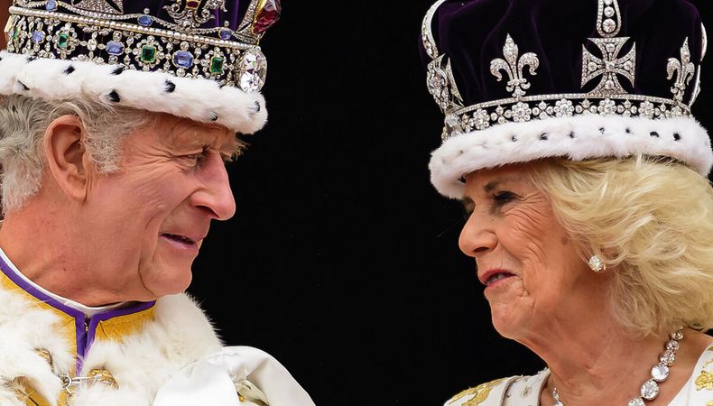 Así se miraron los reyes en el balcón del Palacio de Buckingham, desde donde saludaron a la multitud. Foto: Leon Neal, AFP