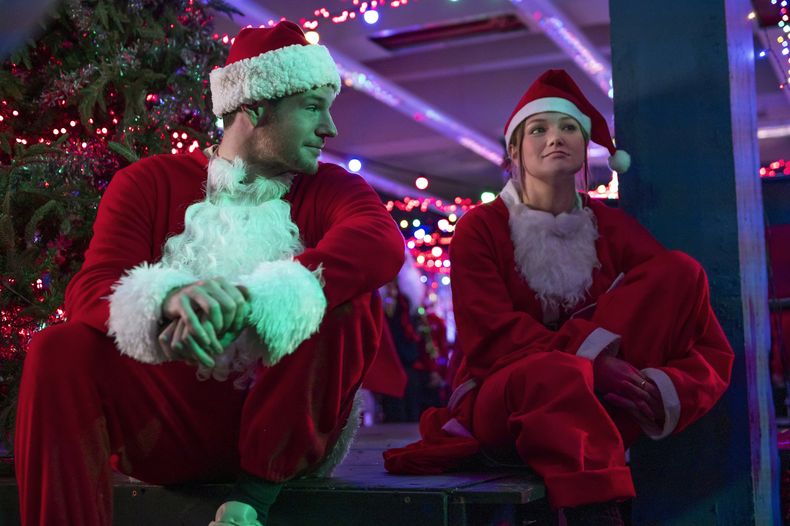 Connor Swindells y Olivia Holt en&nbsp;Un robo muy navideño