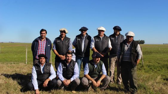 Los directivos e integrantes de la Sociedad de Criadores de Aberdeen Angus del Uruguay: Juan Pablo Pérez Frontini, Andrés Peñagaricano, Lucas Gremminger, Álvaro Díaz Nadal, Sebastián Olaso, Sebastián Mercant, Rodrigo Fernández y Enrique Albanell, con el criador Marcelo Rebollo, del establecimiento El Quebracho Los directivos e integrantes de la Sociedad de Criadores de Aberdeen Angus del Uruguay: Juan Pablo Pérez Frontini, Andrés Peñagaricano, Lucas Gremminger, Álvaro Díaz Nadal, Sebastián Olaso, Sebastián Mercant, Rodrigo Fernández y Enrique Albanell, con el criador Marcelo Rebollo, del establecimiento El Quebracho