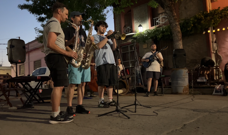 Los toques callejeros en el barrio Puerto, el alma de Jazz a la Calle.