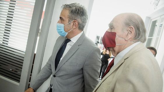 Julio María Sanguinetti y Robert Silva durante una reunión en la Casa del Partido Colorado en 2022. Foto: Javier Calvelo / adhocFOTOS Julio María Sanguinetti y Robert Silva durante una reunión en la Casa del Partido Colorado en 2022. Foto: Javier Calvelo / adhocFOTOS
