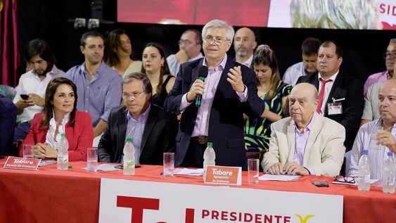 Julio María Sanguinetti y Tabaré Viera, durante el acto de lanzamiento de la precandidatura de Viera. Foto: Javier Calvelo, adhocFOTOS Julio María Sanguinetti y Tabaré Viera, durante el acto de lanzamiento de la precandidatura de Viera. Foto: Javier Calvelo, adhocFOTOS