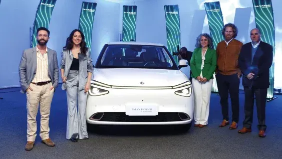 De Fidocar: gerente de Marketing Nicolás Morassi, responsable comercial Cecilia del Valle, gerenta general Victoria Hernández, director Stephen Jakter y director ejecutivo Antonio Correa De Fidocar: gerente de Marketing Nicolás Morassi, responsable comercial Cecilia del Valle, gerenta general Victoria Hernández, director Stephen Jakter y director ejecutivo Antonio Correa